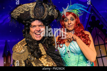 L'Hippodrome de Birmingham, Royaume-Uni. 17 septembre 2018. Peter Pan, la Pantomime Photocall Birmingham Hippodrome, England, UK. 19 décembre 2018. En image la magie comme Syal Meera Sirène avec Jimmy Osmond comme Capitaine Crochet. La comédie se déroule du 19 décembre 2018 - 27 janvier 2019. Photo par Simon Hadley/ Alamy Live News. Banque D'Images