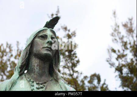 États-unis - Jan 02 : statue de Pocahontas à Jamestown, Virginie et une pierre commémorative commémore Pocahontas (ch. 1595-1617), la fille d'une Inde Banque D'Images