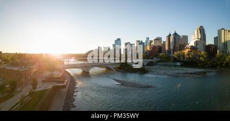 Vue panoramique aérienne d'une belle ville moderne animée au cours d'un lever de soleil. Prises dans le centre-ville de Calgary, Alberta, Canada. Banque D'Images