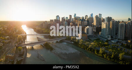 Vue panoramique aérienne d'une belle ville moderne animée au cours d'un lever de soleil. Prises dans le centre-ville de Calgary, Alberta, Canada. Banque D'Images