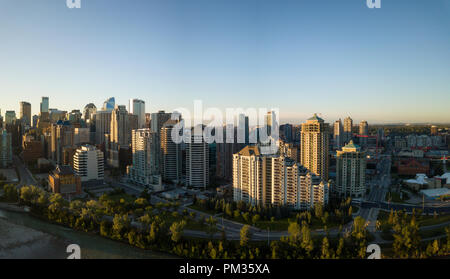 Vue panoramique aérienne d'une belle ville moderne animée au cours d'un lever de soleil. Prises dans le centre-ville de Calgary, Alberta, Canada. Banque D'Images