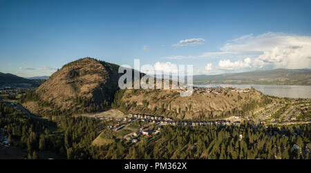 Vue panoramique aérienne de maisons résidentielles en haut d'une montagne lors d'un coucher de soleil. Prises à Kelowna, BC, Canada Banque D'Images
