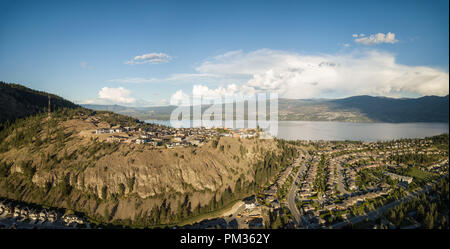 Vue panoramique aérienne de maisons résidentielles en haut d'une montagne lors d'un coucher de soleil. Prises à Kelowna, BC, Canada Banque D'Images