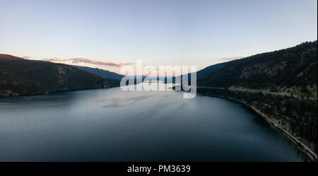 Vue Aérienne Vue panoramique du lac Kalamalka lors d'un coucher de soleil d'été dynamique. Situé près de Kelowna et Vernon, BC, Canada. Banque D'Images