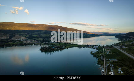 Vue panoramique aérienne d'une petite ville, Oyama, lors d'un coucher de soleil d'été dynamique. Situé près de Kelowna et Vernon, BC, Canada. Banque D'Images