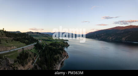 Vue Aérienne Vue panoramique du lac Kalamalka lors d'un coucher de soleil d'été dynamique. Situé près de Kelowna et Vernon, BC, Canada. Banque D'Images