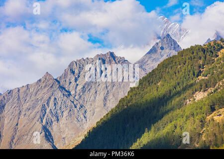 Sommets des Alpes - vue de la ville de Zermatt dans le canton du Valais suisse à la mi-septembre. Banque D'Images