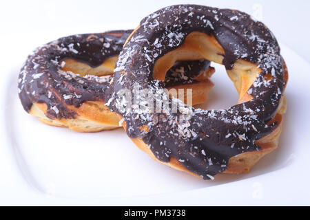 Des bonbons traditionnels polonais donuts isolé sur fond blanc. Banque D'Images