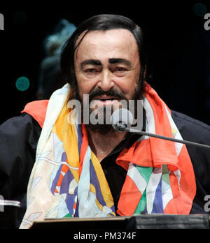 Luciano Pavarotti joue sur sa tournée d'adieux au BankAtlantic Center de Sunrise, en Floride le 1 octobre 2005. Banque D'Images