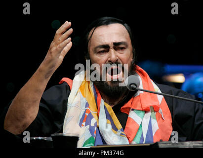 Luciano Pavarotti joue sur sa tournée d'adieux au BankAtlantic Center de Sunrise, en Floride le 1 octobre 2005. Banque D'Images