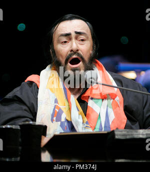 Luciano Pavarotti joue sur sa tournée d'adieux au BankAtlantic Center de Sunrise, en Floride le 1 octobre 2005. Banque D'Images