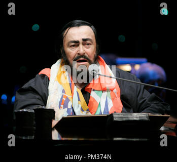 Luciano Pavarotti joue sur sa tournée d'adieux au BankAtlantic Center de Sunrise, en Floride le 1 octobre 2005. Banque D'Images