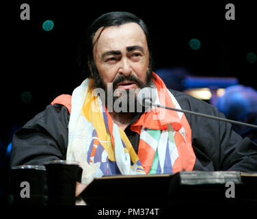 Luciano Pavarotti joue sur sa tournée d'adieux au BankAtlantic Center de Sunrise, en Floride le 1 octobre 2005. Banque D'Images