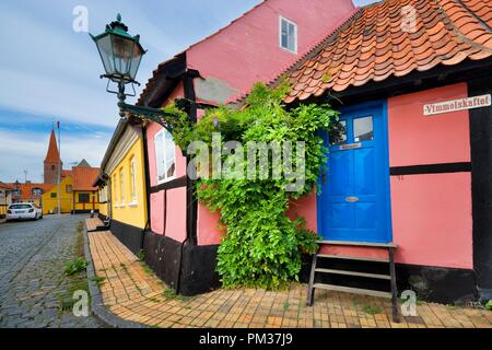 RONNE, DANEMARK - 19 août 2018 : View of traditional maisons colorées à colombages à rue pavée appelée Vimmelskaftet - le plus petit de Bornholm Banque D'Images