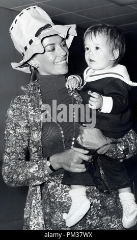 Natalie Wood avec sa fille Natasha, 1971. Référence de fichier #  1111 007THA Banque D'Images