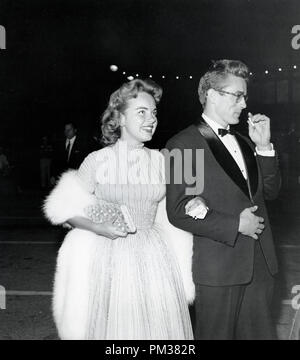 James Dean et Terry Moore assister à la Premiere de 'Sabrina' 22 Septembre 1954 à Los Angeles, Californie. Référence de fichier #  1140 004THA Banque D'Images