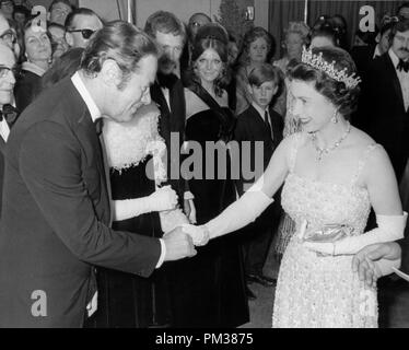 Rex Harrison est présenté à la reine d'Angleterre (Queen Elizabeth) lors de la première mondiale de « docteur Doolittle", décembre 1967. Référence de fichier #  1164 006THA © CCR /Le Hollywood Archive - Tous droits réservés Banque D'Images