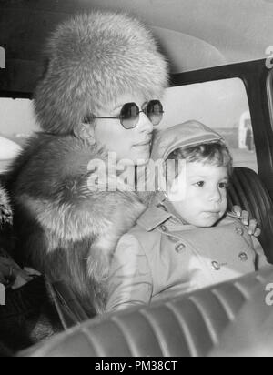 Barbra Streisand avec son fils Jason, mars 1969. Référence de fichier #  1194 034THA Banque D'Images