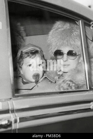 Barbra Streisand avec son fils Jason, mars 1969. Référence de fichier #  1194 044THA Banque D'Images