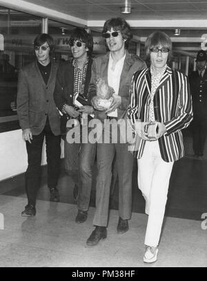 Charlie Watts, Keith Richards, Mick Jagger et Brian Jones, des Rolling Stones, à l'aéroport de London juin 1966. Référence de fichier #  1209 017THA Banque D'Images