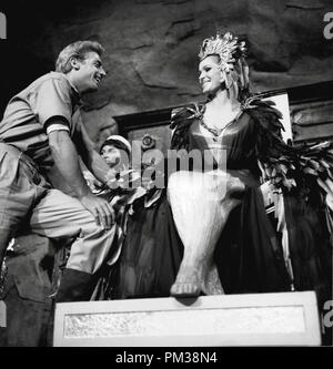 Ursula Andress et Co-Star John Richardson sur l'ensemble de la Hammer film, 'elle', septembre 1964. Référence de fichier #  1221 013THA Banque D'Images