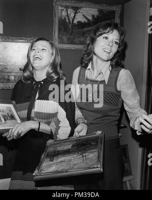 Honneur Blackman et Diana Rigg, les deux anciennes stars de 'The Avengers', vers 1972. © CCR /Le Hollywood Archive - Tous droits réservés référence #  1294 019THA Banque D'Images