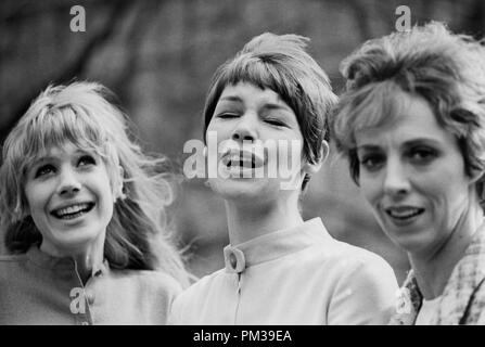 Marianne Faithfull, Glenda Jackson et Avril Elgar aux répétitions pour la pièce de théâtre, 'Les trois soeurs' 1967 © CCR /Le Hollywood Archive - Tous droits réservés référence #  1295 020THA Banque D'Images