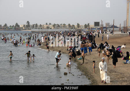 L'Arabie famille recueillis par une plage de la mer Rouge du public à Jeddah, Arabie Saoudite Banque D'Images