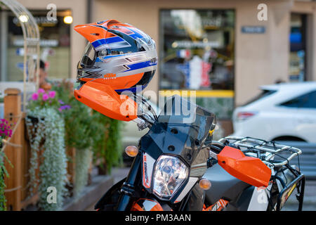 RIGA, Lettonie - 31 juillet 2018 : moto enduro se tient sur le côté de la rue à la terrasse d'un café. Banque D'Images