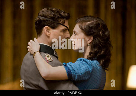 TOM CRUISE stars comme Claus von Stauffenberg et CARICE VAN HOUTEN que sa femme, Nina, dans le suspense thriller VALKYRIE, 2008. Banque D'Images