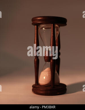 Libre d'hourglass. isolé sur fond bleu. Banque D'Images