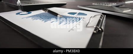 Close up. Presse-papiers avec le rapport financier sur le bureau Banque D'Images