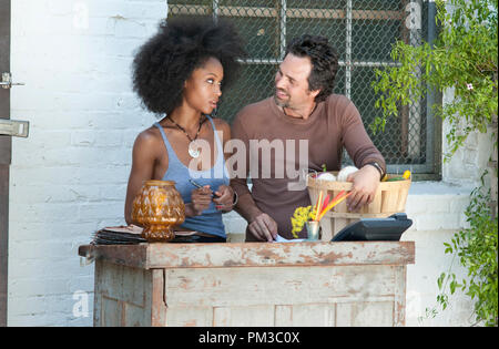 Yaya DaCosta (à gauche) et Mark Ruffalo (droite) star comme Tanya et Lisa Cholodenko Paul dans l'ENFANTS SONT D'accord, une version de Focus Features. Banque D'Images