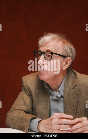 Writer-Director 'Woody Allen Vous rencontrerez un Tall Dark Stranger' Session de portrait, le 12 septembre 2010. La reproduction par les tabloïds américains est absolument interdit. Référence #  30489 Fichier 019CCR pour un usage éditorial uniquement - Tous droits réservés Banque D'Images