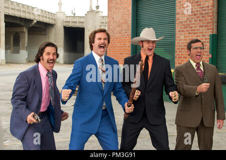 Photo du film de 'Présentateur : la légende de Ron Burgandy' Paul Rudd, David Koechner, Will Ferrell, Steve Carell © 2004 DreamWorks Référence de fichier #  30735054THA pour un usage éditorial uniquement - Tous droits réservés Banque D'Images