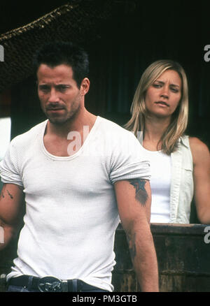 Photo du film de 'Anacondas : la chasse à l'orchidée de sang' Johnny Messner, Kadee Strickland © 2004 Screen Gems Crédit photo : Caipirinha Boland Référence de dossier #  30735639THA pour un usage éditorial uniquement - Tous droits réservés Banque D'Images