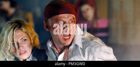Photo du film de 'Shaun Of The Dead' Kate Ashfield, Simon Pegg © 2004 Rogue Features fichier référence #  30735667THA pour un usage éditorial uniquement - Tous droits réservés Banque D'Images