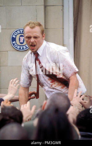 Photo du film de 'Shaun Of The Dead' Simon Pegg © 2004 Rogue Features fichier référence #  30735677THA pour un usage éditorial uniquement - Tous droits réservés Banque D'Images