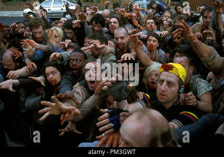 Photo du film de 'Shaun Of The Dead' Zombies © 2004 Rogue Features fichier référence #  30735678THA pour un usage éditorial uniquement - Tous droits réservés Banque D'Images