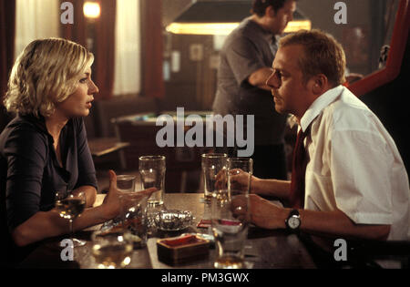Photo du film de 'Shaun Of The Dead' Kate Ashfield, Simon Pegg © 2004 Rogue Features fichier référence #  30735680THA pour un usage éditorial uniquement - Tous droits réservés Banque D'Images