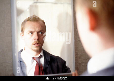 Photo du film de 'Shaun Of The Dead' Simon Pegg © 2004 Rogue Features fichier référence #  30735684THA pour un usage éditorial uniquement - Tous droits réservés Banque D'Images