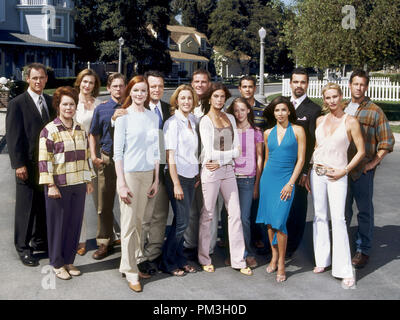 Photo du film le NDP dépasse de Felicity Huffman des ménagères ; Teri Hatcher, Marcia Cross, Eva Longoria, Steven Culp, Ricardo chavira, Mark Moss ; Andrea Bowen ; Jesse Metcalfe ; Cody Karsch ; Brenda Strong ; Jamie Denton © 2004, Numéro de référence de dossier Touchstone 30735737THA pour un usage éditorial uniquement - Tous droits réservés Banque D'Images