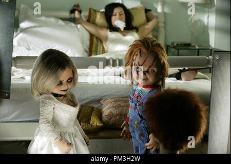 Photo du film de Seed of Chucky' Jennifer Tilly, Chucky, Tiffany Crédit photo : Rolf Konow © 2004 Rogue de référence de dossier photos 30735804THA pour un usage éditorial uniquement - Tous droits réservés Banque D'Images