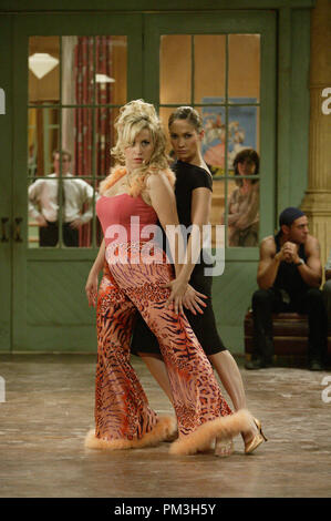 Photo du film de danse "nous" Lisa Ann Walter, Jennifer Lopez © 2004 Miramax Films Crédit photo : David James Référence de fichier #  30735881THA pour un usage éditorial uniquement - Tous droits réservés Banque D'Images