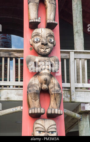 Waitakere, Auckland, Nouvelle-Zélande - Décembre 17,2016 : totem sculpté de style Maori à l'Aratake Centre à Auckland, Nouvelle-Zélande Banque D'Images