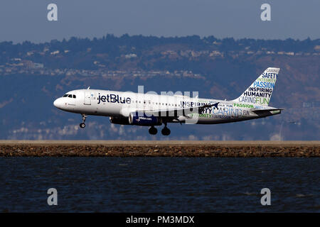 Airbus A320-232 (N598JB) exploité par JetBlue Airways avec l'humanité inspirant livery l'atterrissage à l'Aéroport International de San Francisco (KSFO), San Francisco, Californie, États-Unis d'Amérique Banque D'Images