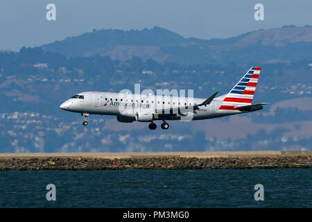 Embraer ERJ-175LR (N208UN) exploité par Compass Airlines pour American Eagle à l'atterrissage à l'Aéroport International de San Francisco (KSFO), San Francisco, Californie, États-Unis d'Amérique Banque D'Images