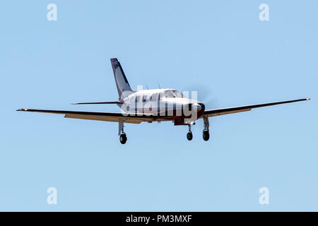 Piper PA-46-310P Malibu (N385R) sur l'approche de Palo Alto (Aéroport) KPAO, Palo Alto, Californie, États-Unis d'Amérique Banque D'Images