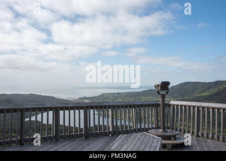 Lookout avec viseur sur la mer de Tasman et Waitakere Ranges dans Auckland, Nouvelle-Zélande Banque D'Images