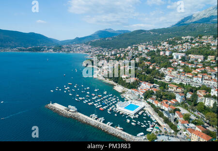 Vue aérienne de la ville de Herceg Novi, marina et Forte Mare vénitienne, la baie de la mer Adriatique Banque D'Images